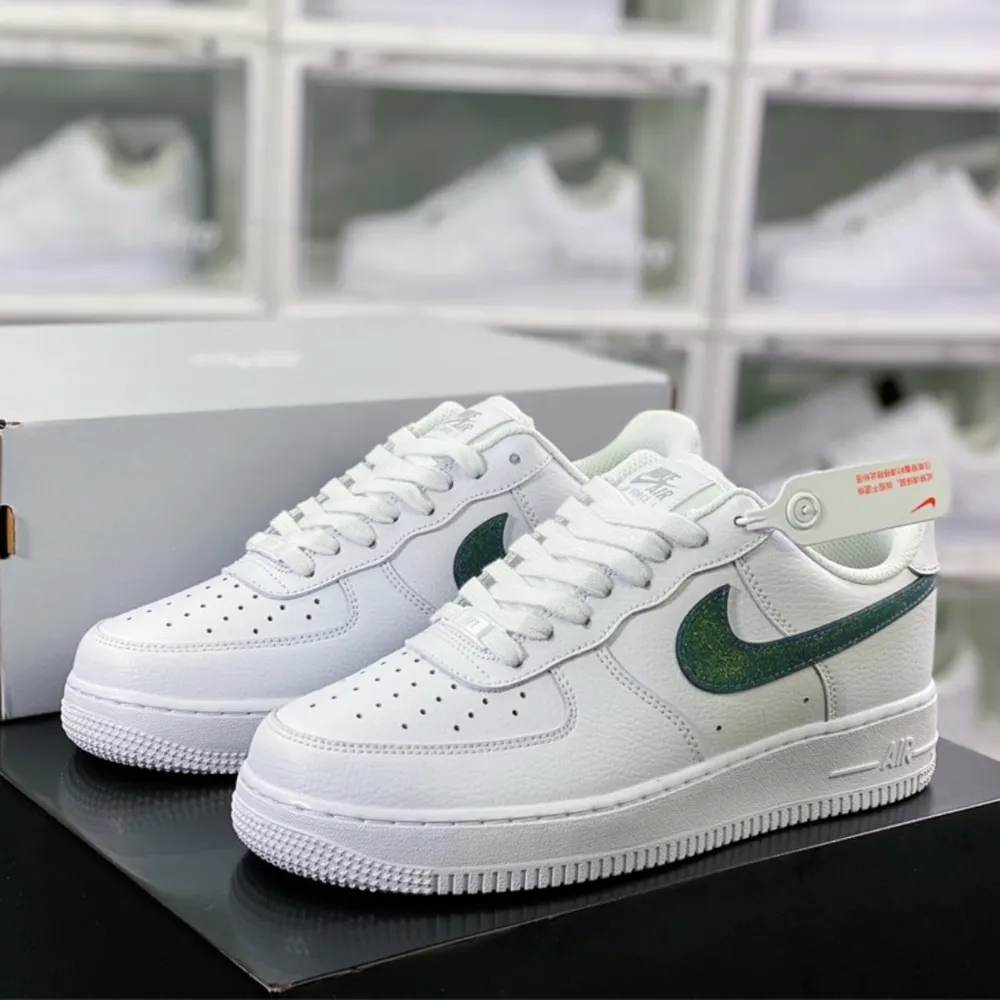Nike 에어 포스 1 '07 ESS 로우탑 스니커즈
