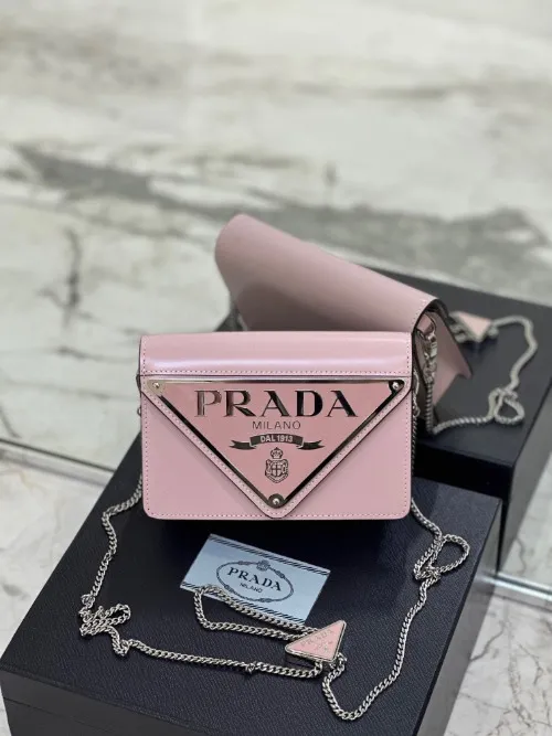 PR*DA 프라* 삼각로고 브러시드 레더 체인 숄더백 1BH189 (해외최상급)