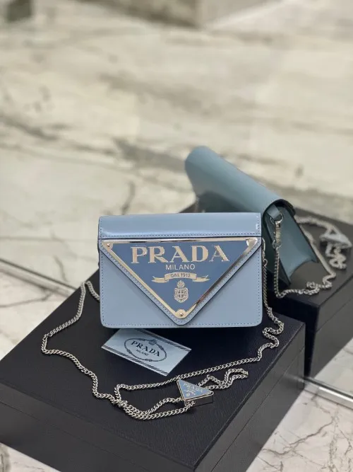 PR*DA 프라* 삼각로고 브러시드 레더 체인 숄더백 1BH189 (해외최상급)