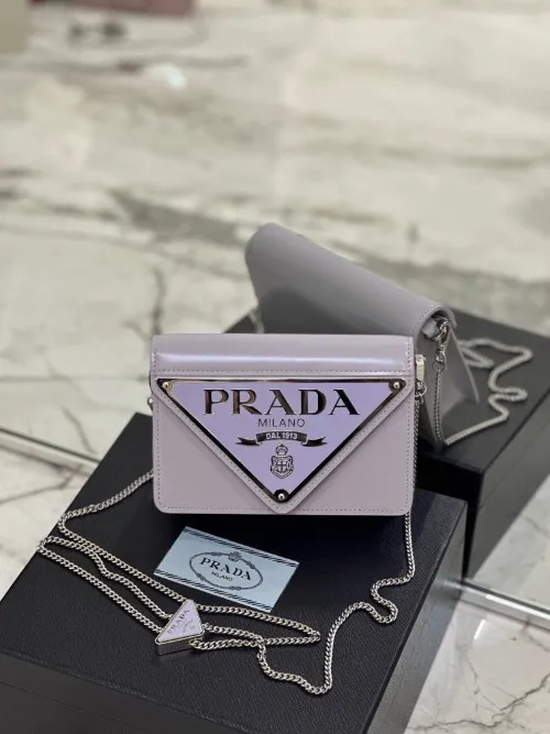 PR*DA 프라* 삼각로고 브러시드 레더 체인 숄더백 1BH189 (해외최상급)