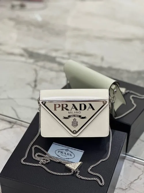 PR*DA 프라* 삼각로고 브러시드 레더 체인 숄더백 1BH189 (해외최상급)