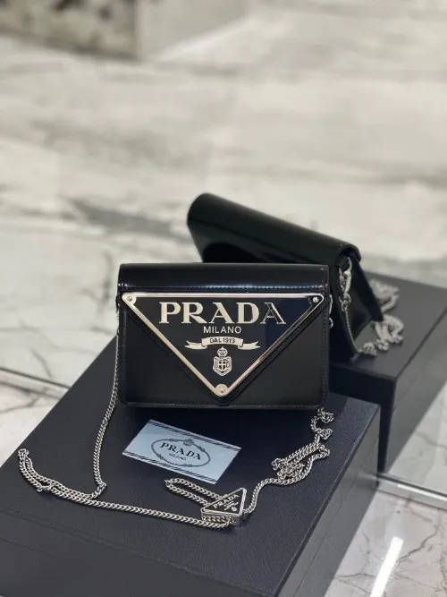 PR*DA 프라* 삼각로고 브러시드 레더 체인 숄더백 1BH189 (해외최상급)