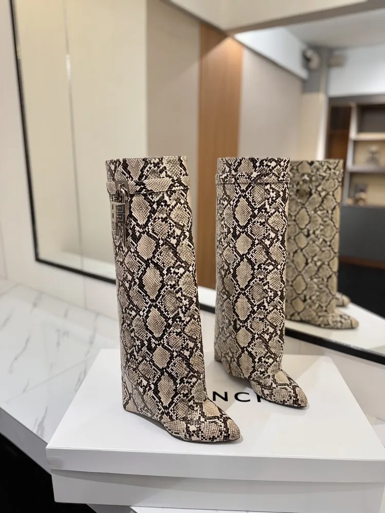 로고 락 패턴 레더 8.5cm 롱부츠 여성 슈즈