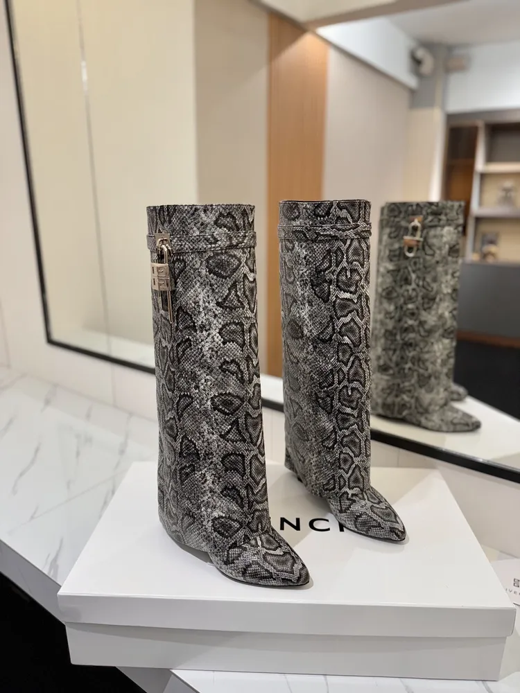 로고 락 패턴 레더 8.5cm 롱부츠 여성 슈즈