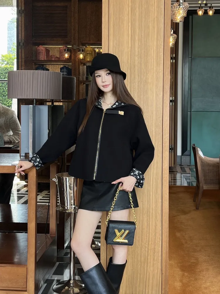모노그램 안감 후드 가죽 스트랩 여성 자켓 1A9A45