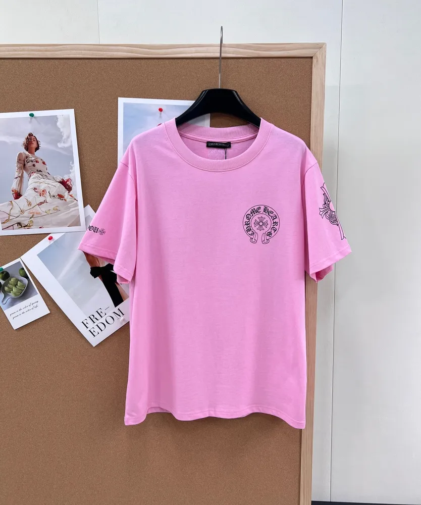 크롬하츠 호스슈 스크롤 라벨 그래픽 여성 반팔티셔츠 - 럭셔리몽 크롬하츠 호스슈 스크롤 라벨 그래픽 여성 반팔티셔츠 - 럭셔리몽